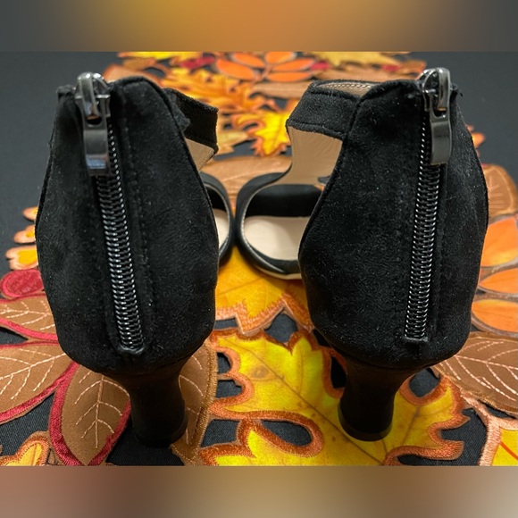 *SOLD* Nice pair of like new heels. - Picture 3 of 5